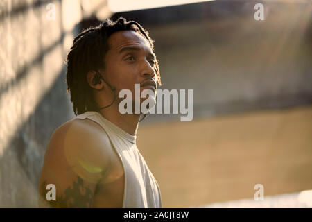 Afro man Ohrstöpsel tragen Stockfoto