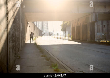 Afrikaner - Mann laufen auf dem Bürgersteig Stockfoto
