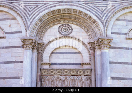 Schöne Tympanon über dem Eingang nach Pisa Baptisterium mit Mosaiken, Spalten und Reliefs. Architektonische Details. Mittelalterliche europäische Kunst Architektur. Stockfoto