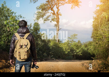 Junger professioneller Reisender Mann mit Kamera schießen im Freien, fantastische Berglandschaft Stockfoto