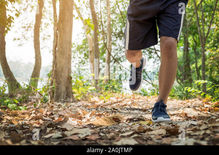 laufende Mann. Männliche Läufer bei Sprintgeschwindigkeit training für Marathon im Freien. Stockfoto