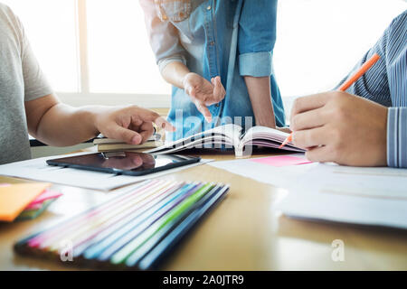 Junge Studenten Campus hilft Freund holt auf und lernen Nachhilfe. Menschen, lernen, Bildung und Schulkonzept. Stockfoto