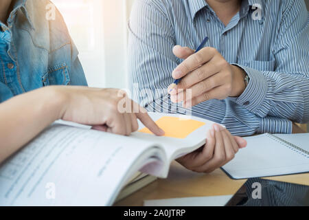 Junge Studenten Campus hilft Freund holt auf und lernen Nachhilfe. Menschen, lernen, Bildung und Schulkonzept. Stockfoto