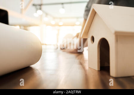 Ingenieur des Architekten ab zeichnen einen Haus-Plan auf dem Schreibtisch im Büro in der Baustelle arbeiten und Engineering-Tools. Stockfoto