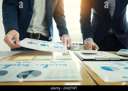 Team-Arbeit-Prozess. junges Unternehmen Manager Mannschaft arbeitet mit neuen Startprojekt. Laptop auf Holztisch, Eingabe Tastatur, SMS Nachricht analysieren grap Stockfoto