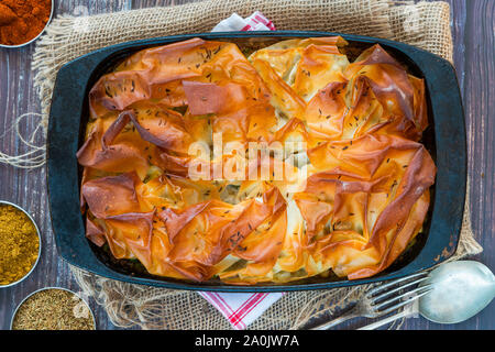 Lamm samosa Torte - beliebte indische Gericht mit einer herzhaften Füllung - Ansicht von oben Stockfoto