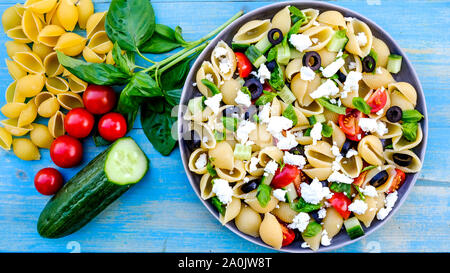Mediterranen Stil Griechischer Nudelsalat mit Conchiglie Pasta, Tomaten, Basilikum, schwarzen Oliven und Feta Käse Stockfoto