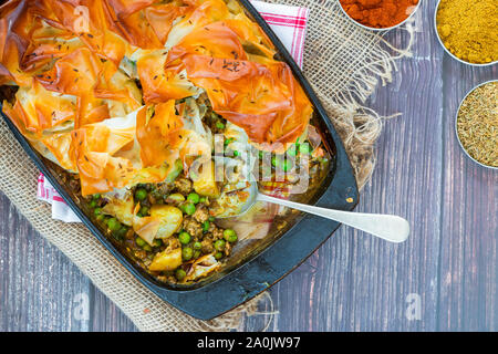 Lamm samosa Torte - beliebte indische Gericht mit einer herzhaften Füllung - Ansicht von oben Stockfoto