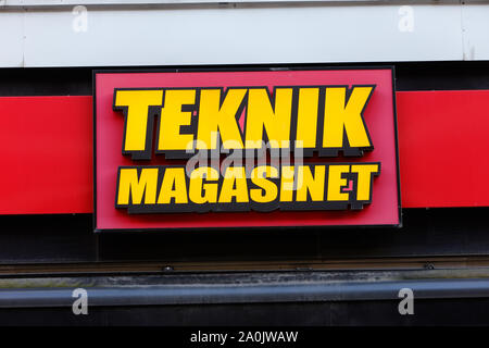 Stockholm, Swden - 15. August 2019: Nahaufnahme des Teknikmagasinet retail Stop an der Klarabergsgatan Strasse gelegen. Stockfoto