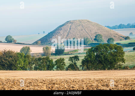 Eine späte Sommer Sonnenaufgang über Silbury Hill in Wiltshire. Stockfoto