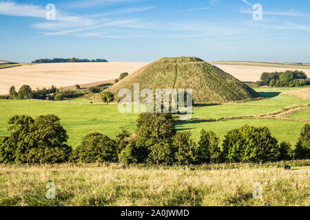 Eine späte Sommer Sonnenaufgang über Silbury Hill in Wiltshire. Stockfoto