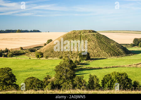 Eine späte Sommer Sonnenaufgang über Silbury Hill in Wiltshire. Stockfoto