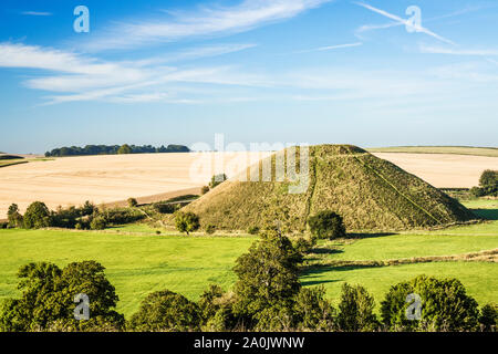 Eine späte Sommer Sonnenaufgang über Silbury Hill in Wiltshire. Stockfoto