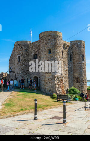 Roggen, Großbritannien - 15 September, 2019: Die 14. Jahrhundert Ypres Tower, die Teil der Verteidigungsanlagen der Roggen gebildet, ist jetzt Rye Castle Museum, mit Gemälden und zeigt Stockfoto