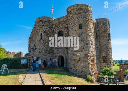 Roggen, Großbritannien - 15 September, 2019: Die 14. Jahrhundert Ypres Tower, die Teil der Verteidigungsanlagen der Roggen gebildet, ist jetzt Rye Castle Museum, mit Gemälden und zeigt Stockfoto