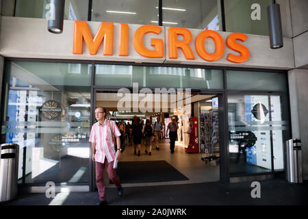 Zürich, Schweiz, Juli 21,2019: Eingang zu einem Migros Restaurant in Zürich, Menschen vor dem Restaurant Stockfoto