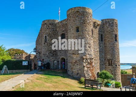 Roggen, Großbritannien - 15 September, 2019: Die 14. Jahrhundert Ypres Tower, die Teil der Verteidigungsanlagen der Roggen gebildet, ist jetzt Rye Castle Museum, mit Gemälden und zeigt Stockfoto