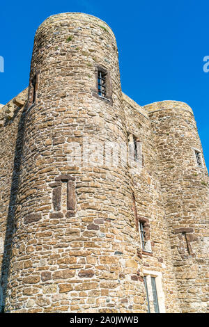 Roggen, Großbritannien - 15 September, 2019: Die 14. Jahrhundert Ypres Tower, die Teil der Verteidigungsanlagen der Roggen gebildet, ist jetzt Rye Castle Museum, mit Gemälden und zeigt Stockfoto