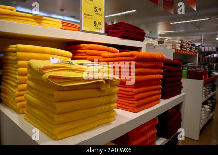 Zürich, Schweiz, 19. Juli 2019: Bunte Handtücher auf den Verkauf innerhalb von COOP Innenraum des Store COOP, der die zweite größte Schweizer Handelsunternehmen Stockfoto