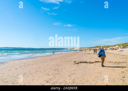 CAMBER SANDS, UK - 15. SEPTEMBER 2019: Menschen auf der Camber Sands Beach entspannen Sie in East Sussex, in der Ortschaft Sturz. Die 3 km Strecke ist die Onl Stockfoto