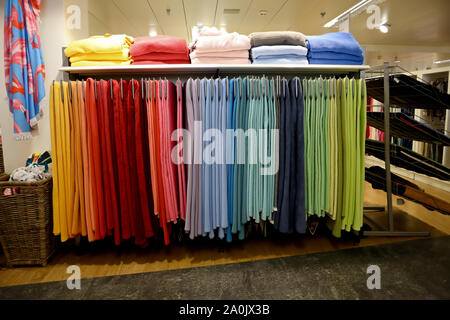 Zürich, Schweiz, 19. Juli 2019: Bunte Handtücher auf den Verkauf innerhalb von COOP Innenraum des Store COOP, der die zweite größte Schweizer Handelsunternehmen Stockfoto
