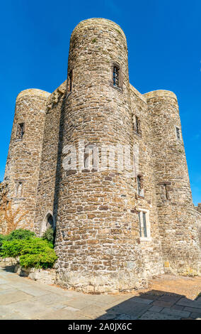 Roggen, Großbritannien - 15 September, 2019: Die 14. Jahrhundert Ypres Tower, die Teil der Verteidigungsanlagen der Roggen gebildet, ist jetzt Rye Castle Museum, mit Gemälden und zeigt Stockfoto