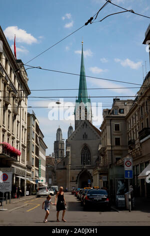 Zürich, Schweiz, 19. Juli 2019: Ein Blick von der Straße auf die Fraumünster Kirche und Türme der Kathedrale Grossmünster in Zürich an einem sonnigen Tag Stockfoto
