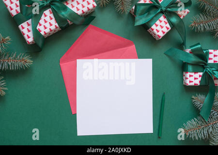 Weihnachten leer Leer Brief an Santa oder Einladung auf Grün. Ansicht von oben mit der Kopie. Stockfoto