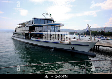 Zürich, Schweiz, 19. Juli 2019: Kreuzfahrtschiff für Touristen an der Pier des Zürichsees warten, Blick von der Stadt. Pier und Landung station für Pkw Stockfoto