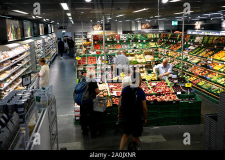 Zürich, Schweiz, 19. Juli 2019: Kunden einkaufen Obst und Gemüse bei Coop Supermarkt in Zurich.interior des Supermarkts COOP Stockfoto