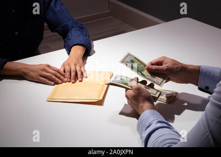 Unternehmer Die neuen US-Dollar Papier Geld zählen, die in Form von Bestechung Stockfoto