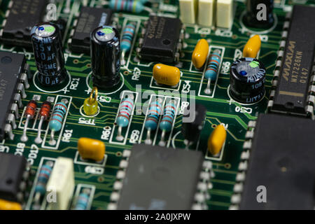 Nahaufnahme von PCB-Einheit mit sichtbaren Widerständen, Kondensatoren und Micro Prozessoren besitzen. Stockfoto