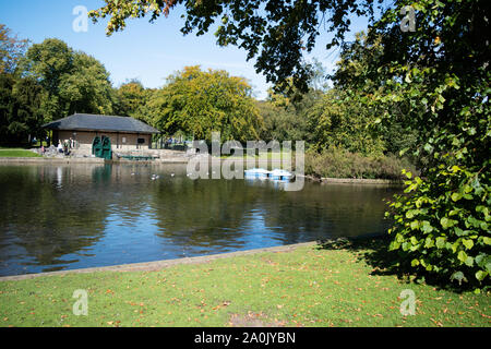 Der Pavillon Gartenanlage - ein oublic Platz im Freien im Peak District der Stadt von Buxton an einem sonnigen Herbsttag im Jahr 2019 Stockfoto