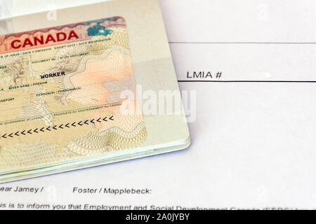 Kanadische Arbeitsvisum und LMIA, Arbeitsmarkt Folgenabschätzung Papierdokument. Die Einwanderung nach Kanada Konzept. Stockfoto