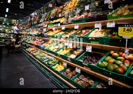 Zürich, Schweiz, 19. Juli 2019: Kunden einkaufen Obst und Gemüse bei Coop Supermarkt in Zurich.interior des Supermarkts COOP, die Stockfoto