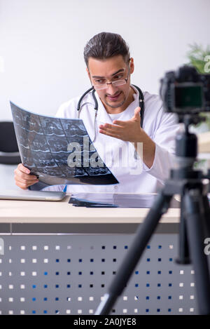 Die jungen männlichen Arzt Radiologe Aufnahme von Video für seinen Blog Stockfoto