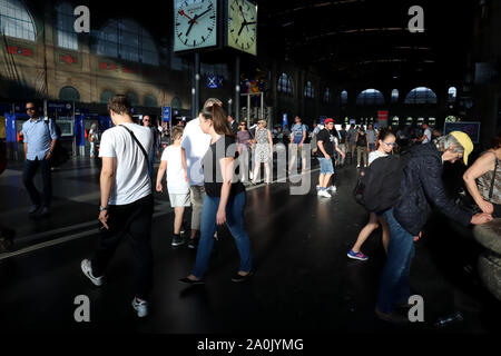 Zürich, Schweiz, 19. Juli 2019: Innenraum geschossen von Zürich Hauptbahnhof, Hauptbahnhof in Zürich mit einer Eisenbahn voll Passagiere Stockfoto