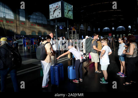 Zürich, Schweiz, 19. Juli 2019: Innenraum geschossen von Zürich Hauptbahnhof, Hauptbahnhof in Zürich mit einer Eisenbahn voll Passagiere Stockfoto