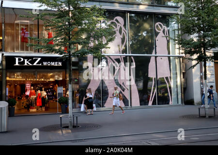 Zürich, Schweiz, 19. Juli 2019: Passanten Eingang des PKZ Frauen Store an der Bahnhofstrasse Street in der Stadt Zürich. Stockfoto