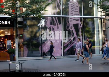 Zürich, Schweiz, 19. Juli 2019: Passanten Eingang des PKZ Frauen Store an der Bahnhofstrasse Street in der Stadt Zürich. Stockfoto