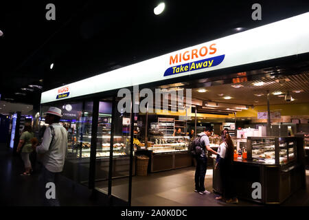 Zürich, Schweiz, Juli 21,2019: Eingang zu einem Migros Restaurant in Zürich, Menschen vor dem Restaurant Stockfoto