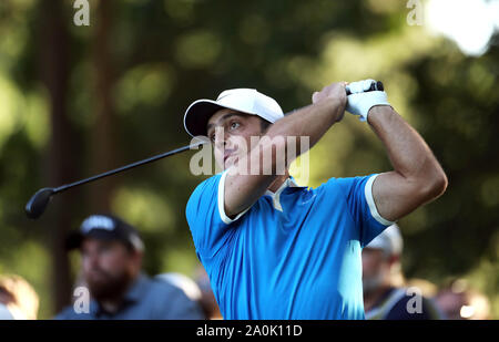 In Italien Francesco Molinari T-Stücken aus dem 16. bei Tag zwei der BMW PGA Championship in Wentworth Golf Club, Surrey. Stockfoto