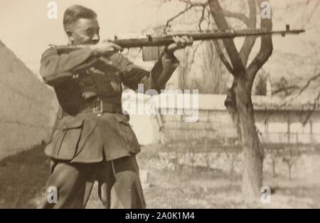 Deutscher Soldat schießt mit der Pistole. 1940er. Stockfoto