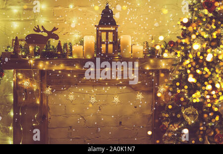 Magische festliche Komposition, dekoriert mit Kamin mit Holz Kamin Feuer umgeben, beleuchtete Weihnachtsbaum mit Kugeln, Sterne, Leuchten, Laternen und Kerzen, Bokeh, getönt, selektiven Fokus Stockfoto