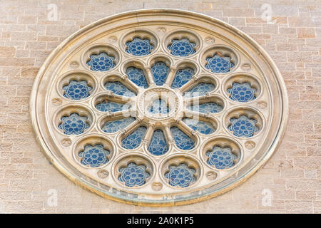 Adelaide, Australien - 16. März 2017. Die Außenseite des rose Fenster der St. Peter's Cathedral in Adelaide. Stockfoto