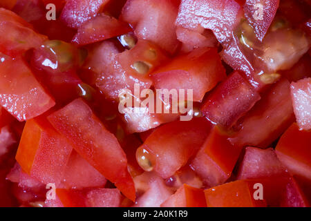 Nahaufnahme von fein gehackter frischer Tomaten/Paradeiser Stockfoto