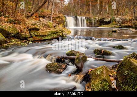 Seidig glatte Wasser fließt über Stromschnellen stromabwärts von Wolf Creek fällt im Herbst. Stockfoto