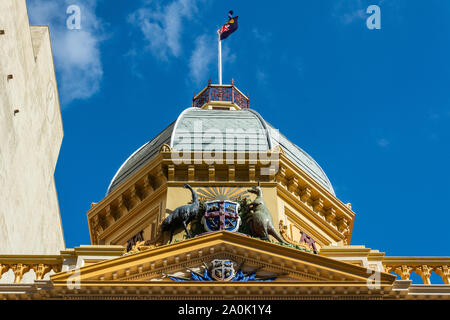 Adelaide, Australien - 16. März 2017. Architektonisches Detail der Adelaide Arcade, mit achteckiger Turm und Kuppel, die eine australische Wappen. Stockfoto