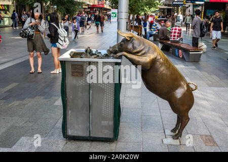Adelaide, Australien - 16. März 2017. Street View auf die Rundle Mall Fussgängerzone in Adelaide, SA, mit Skulptur der lebensgroße Bronzestatue Schwein, bekannt als Stockfoto