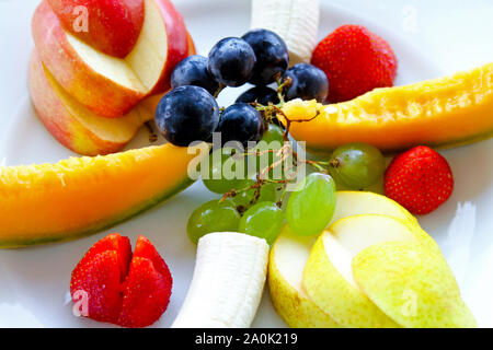 Auswahl an frischem Obst an Platte serviert. Stockfoto